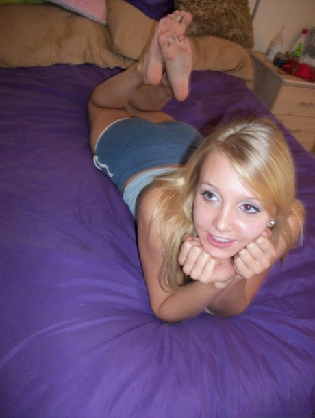 Amateur solo girl shows off her peeking butt cheeks in booty shorts 13730446