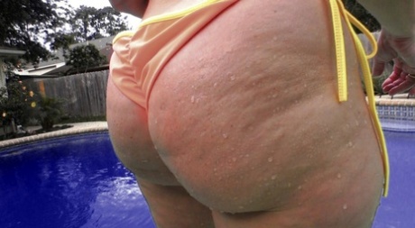 Amateur chick Dee Siren shakes her big ass while wearing bikini bottoms 60685632
