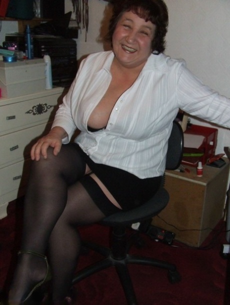 Granny Kinky Carol reveals her huge tits and phat ass in black lingerie 51157163