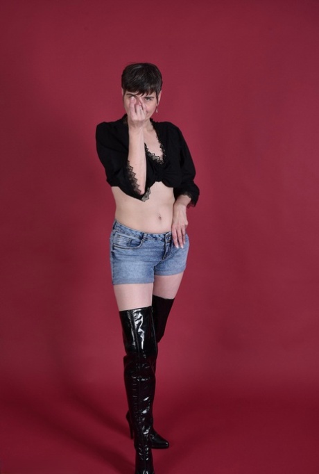 Brazen mature mom reveals saggy tits  drops shorts to pose nude in boots