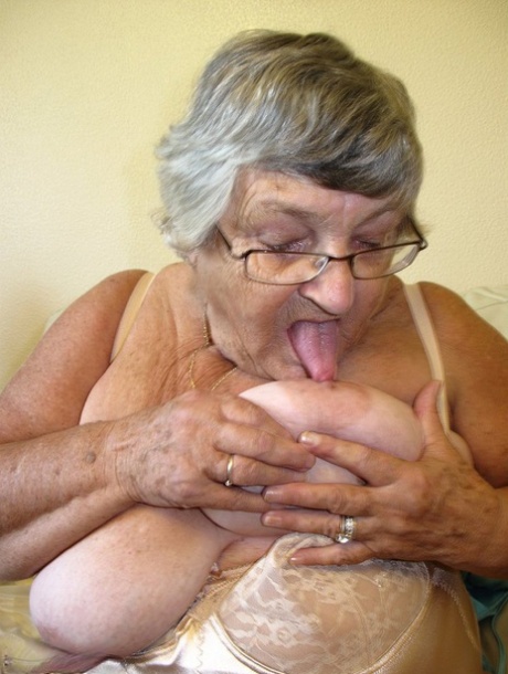 Brazen horny granny Grandma Libby shamelessly reveals saggy tits & aged pussy 48522723