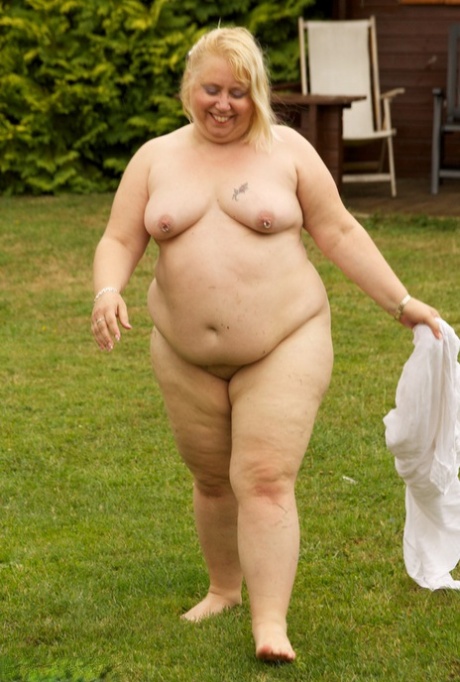 Mature blonde Lexie Cummings exposes her obese body on the back lawn 52687392