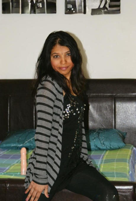 Indian lady Kavya Sharma gets completely naked before masturbating with a toy 31076334
