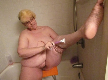 Fat granny Bunny Gram shaves her legs on the side of her bathtub 18982314