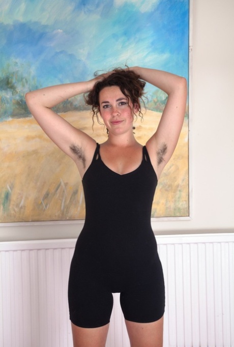 Amateur chick Lola Wilde shows her hairy pits before showcasing her full bush 70804854