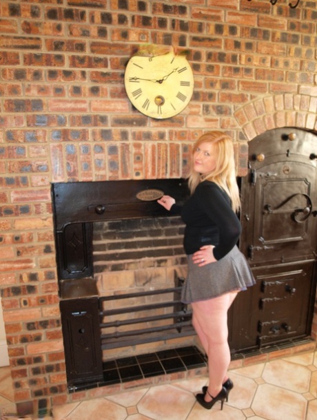 Overweight amateur Samantha gets naked in her kitchen other than a microskirt 26703207