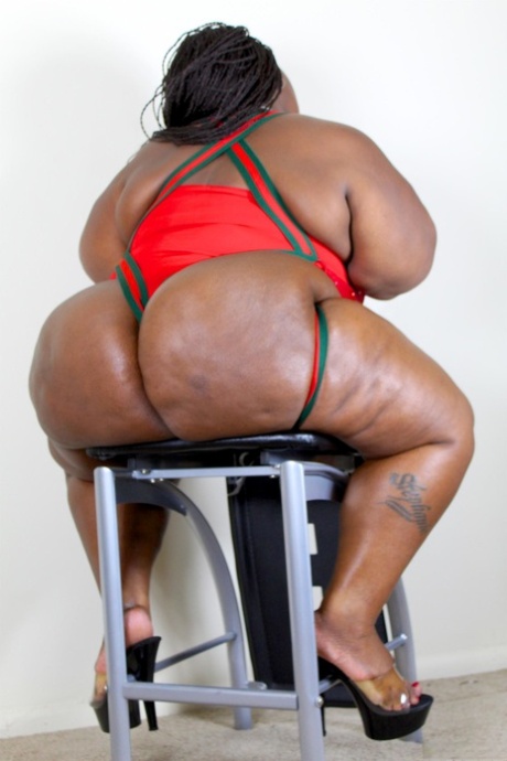 Obese black woman displays her massive butt during a solo engagement 14406170