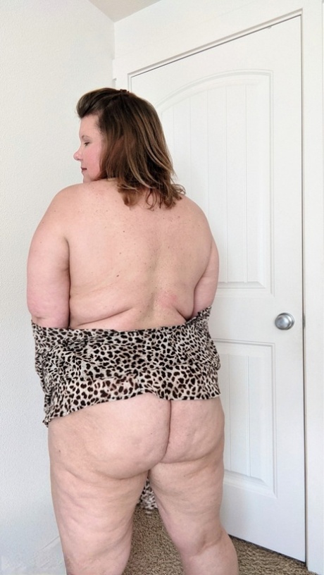 Fat amateur Busty Kris Ann removes her house robe to stand bare naked 39177257
