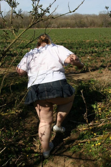 Obese UK amateur Lexie Cummings exposes her tits and pierced pussy outdoors 11962306