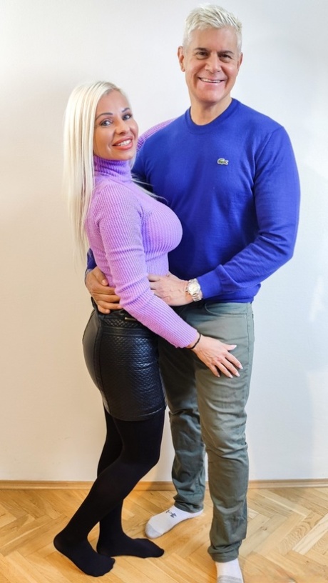 Platinum blonde MILF Suzi Grande takes a cumshot on her butt after a fuck 48668743
