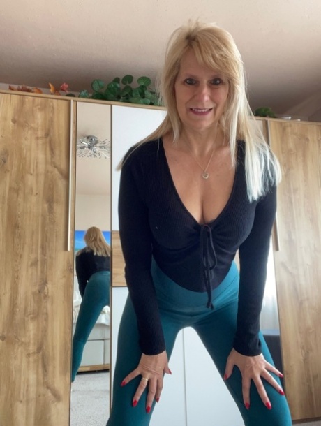 Middle-aged blonde Sweet Susi gets naked while exercising at home 22640519