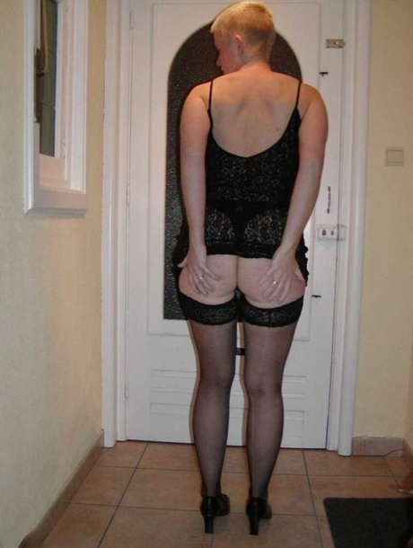 Mature woman with short hair Tiffany Pearl goes nude in stockings and pumps 67792062