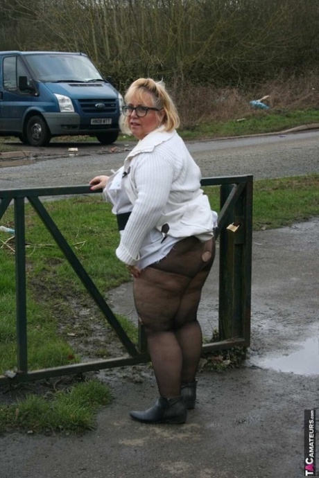 Obese UK blonde Lexie Cummings exposes her breasts on a countryside path 10947994