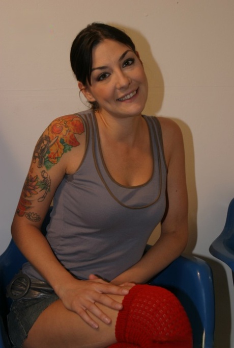 Tattooed brunette Lexi Bardot sucks off a BBC at a gloryhole 48555309