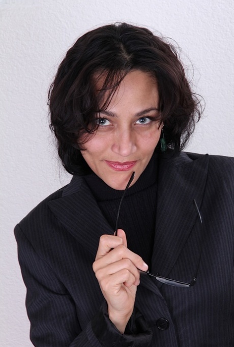Mature secretary tries her luck at being a nude model on her lunch break 76051135