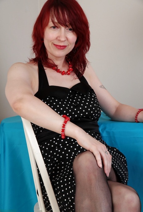 Mature Scarlet Rose decided to undress and pose naked on the cam 71400847