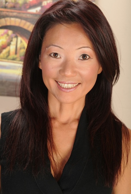 Skillful Asian MILF Natsuko Kurosawa fingering her snatch on the couch 98191470