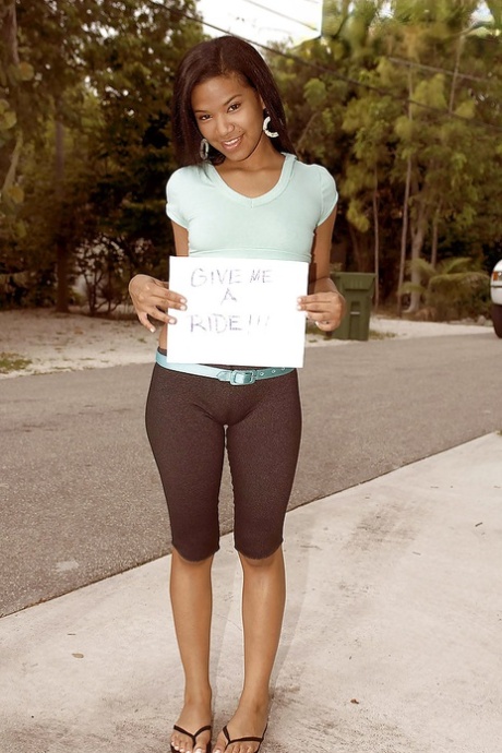Young ebony amateur Emy Diaz stretches her cunt outdoor 18778336