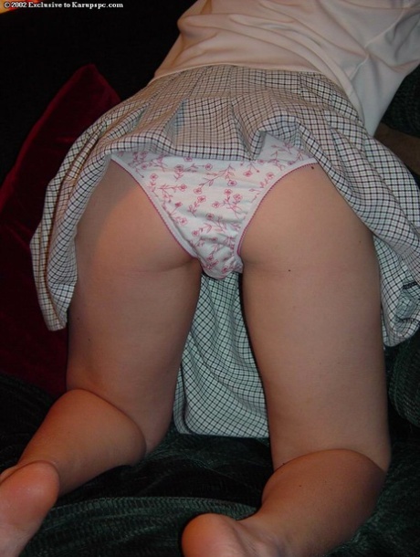 Teenager from Asia is filling her vagina with this big sextoy 84654342
