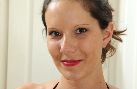 Busty mature DeSire Delgoto is playing with her saggy boobies 40914446