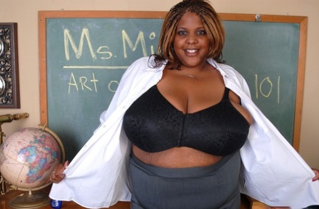 Mature ebony Minxx demonstrates her tight vagina and big boobs 80713307