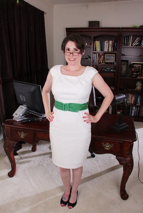 Chubby older mom Sadie Jones flashing white upskirt panties 56522982