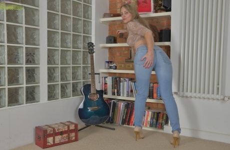 Tall older blonde Sofia Rae letting big boobs free from blouse 55147295